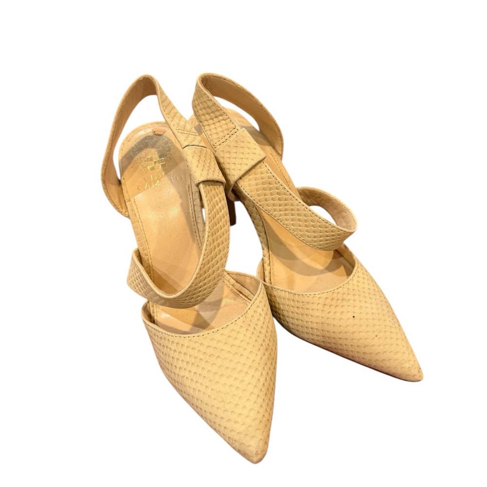 Vince Camuto Nude Pointed Heels 👠 
In great condition, rarely worn